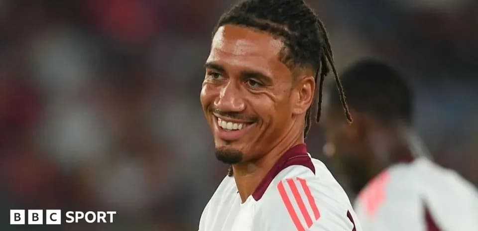 Jugador sonriendo durante un partido de fútbol