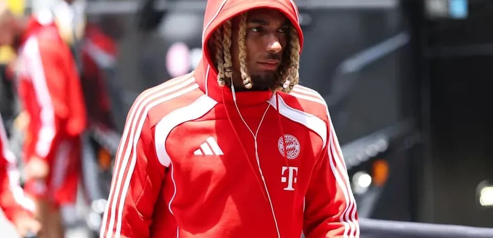 Jugador de Bayern Múnich llegando con sudadera roja