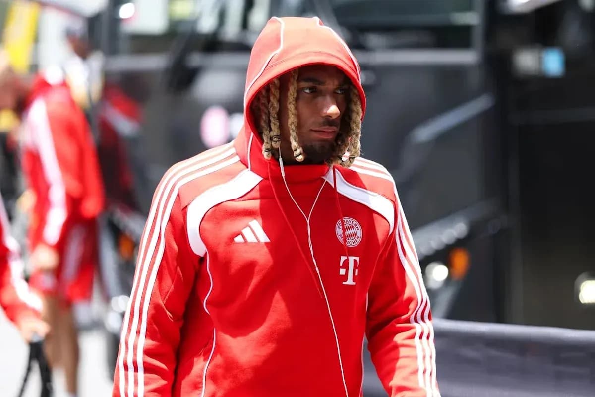 Jugador de Bayern Múnich llegando con sudadera roja
