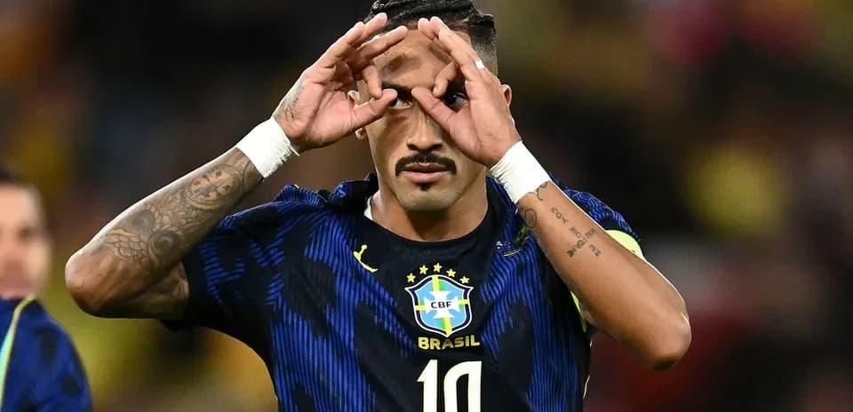 Jugador brasileño celebrando con gesto de manos