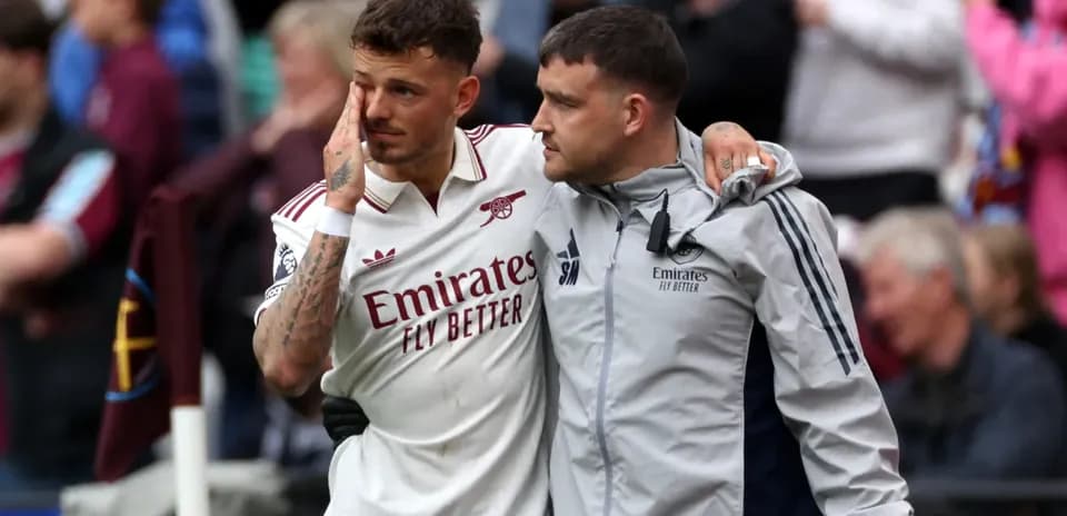 Jugador de Arsenal siendo asistido por un miembro del staff