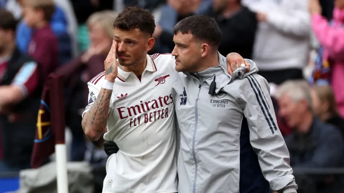 Jugador de Arsenal siendo asistido por un miembro del staff