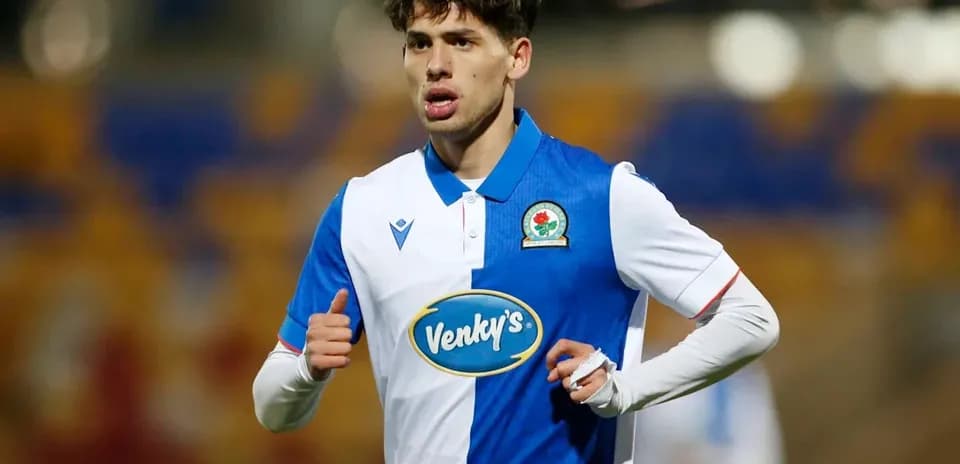 Jugador de Blackburn Rovers en acción durante el partido