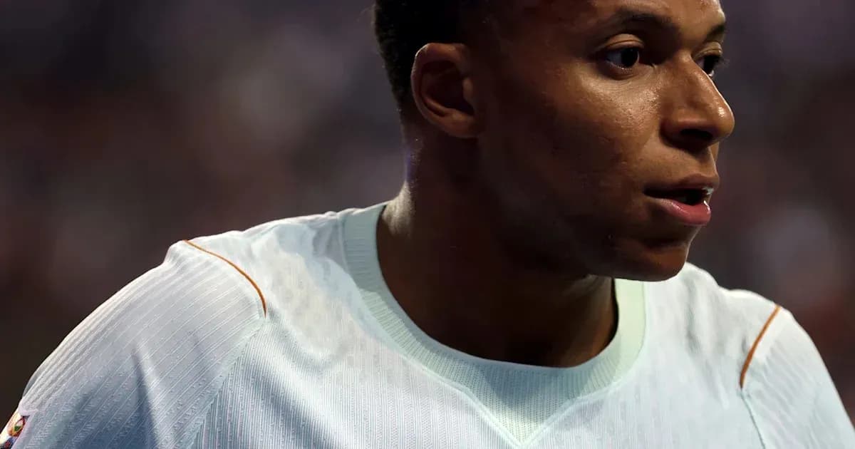 Jugador mirando hacia el lado durante el partido