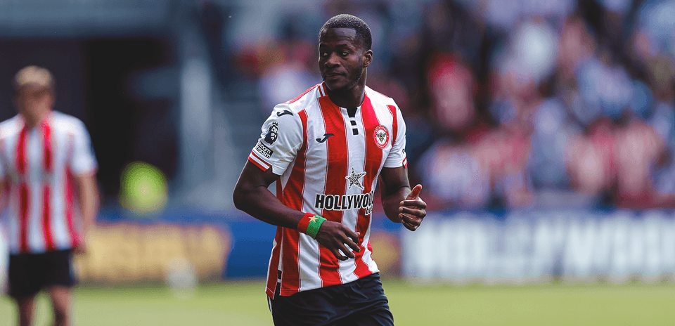 Jugador de Brentford en partido de fútbol