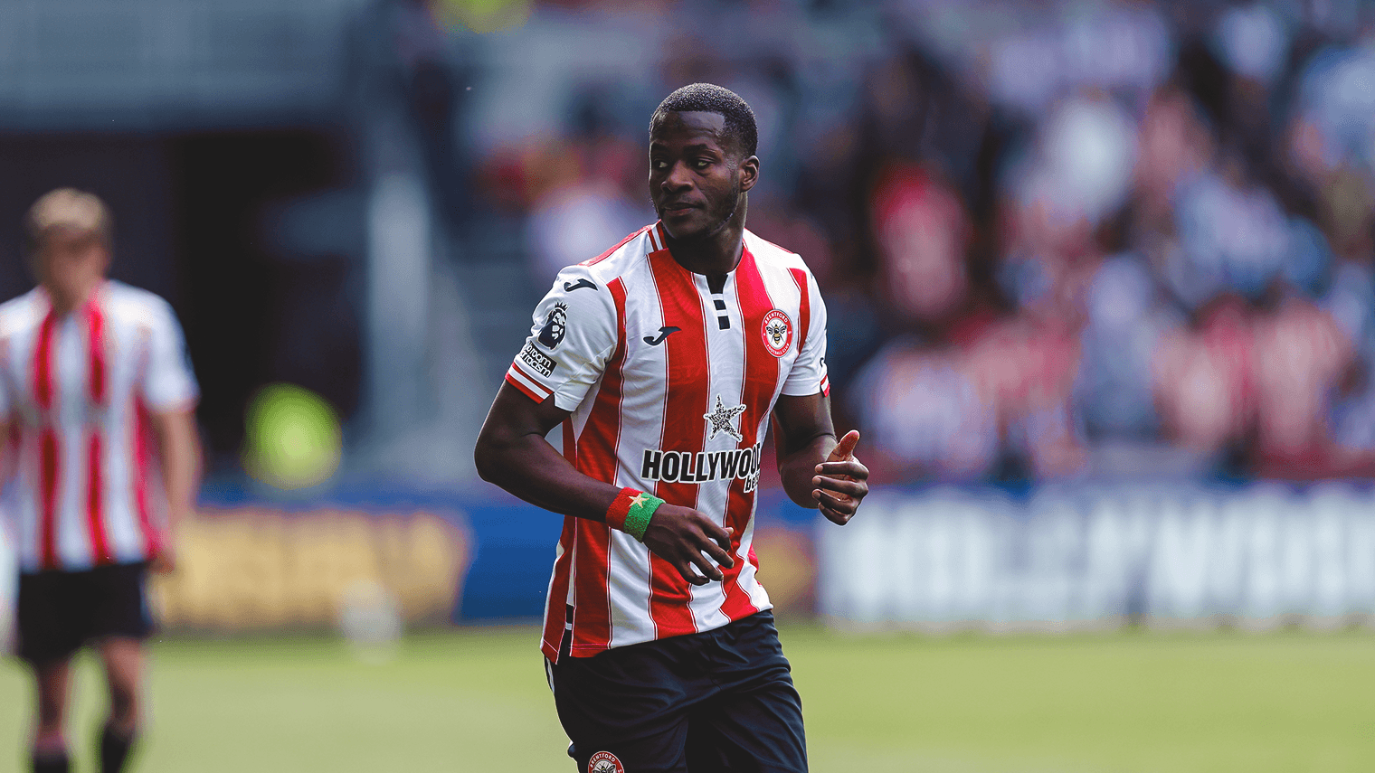 Jugador de Brentford en partido de fútbol