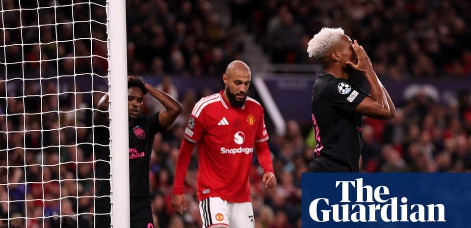 Jugador de equipo negro lamentándose tras fallo en partido