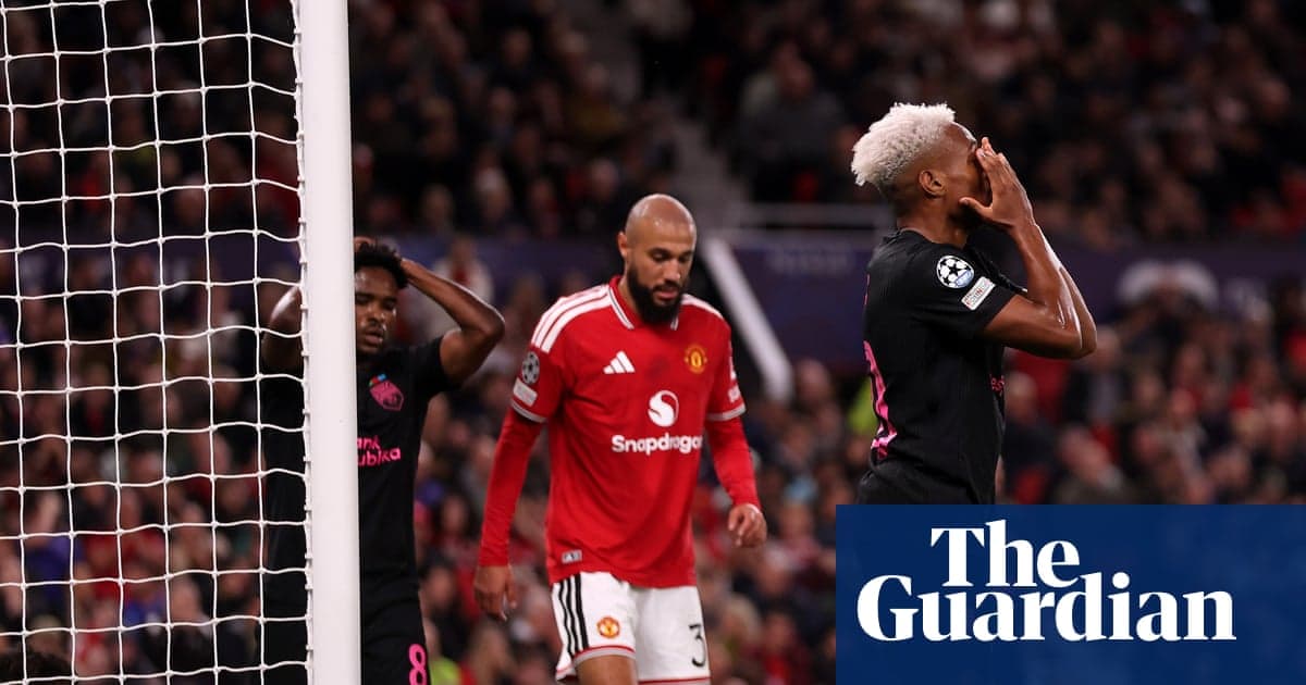 Jugador de equipo negro lamentándose tras fallo en partido