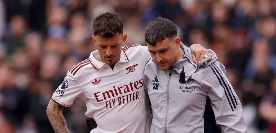 Jugador siendo ayudado por el personal médico