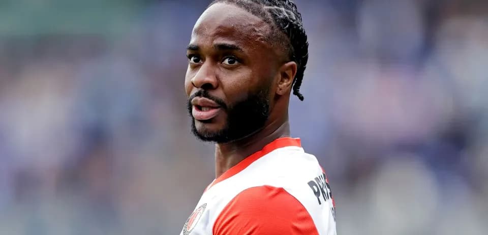 Jugador de fútbol mirando hacia la cámara