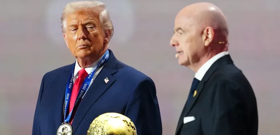 Donald Trump recibiendo un premio FIFA en ceremonia