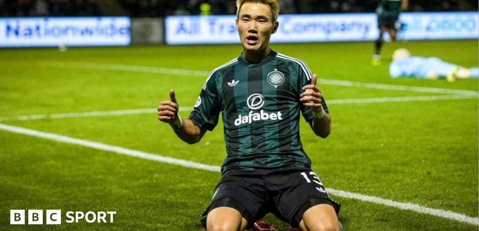 Jugador de fútbol celebrando en el campo de juego