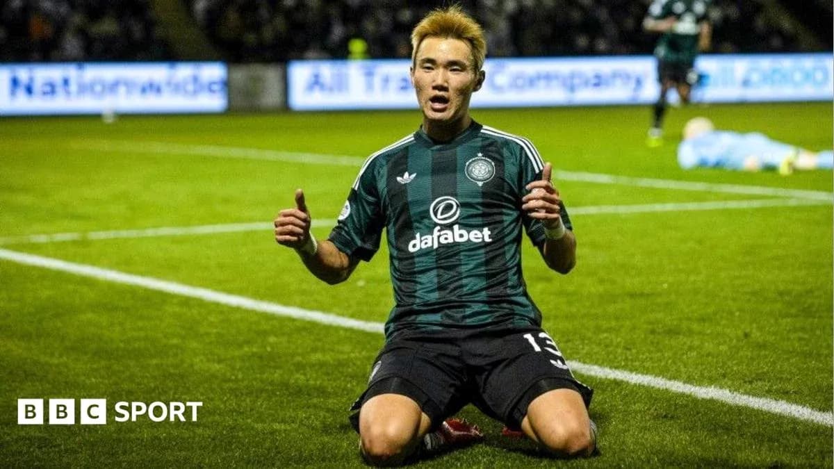 Jugador de fútbol celebrando en el campo de juego