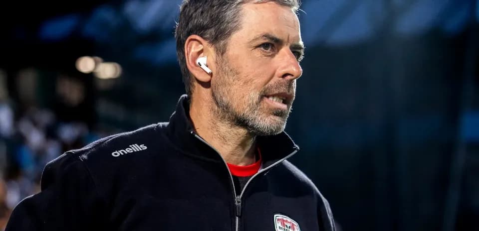 Entrenador con auriculares en el campo