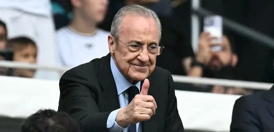 Hombre dando un pulgar hacia arriba en estadio