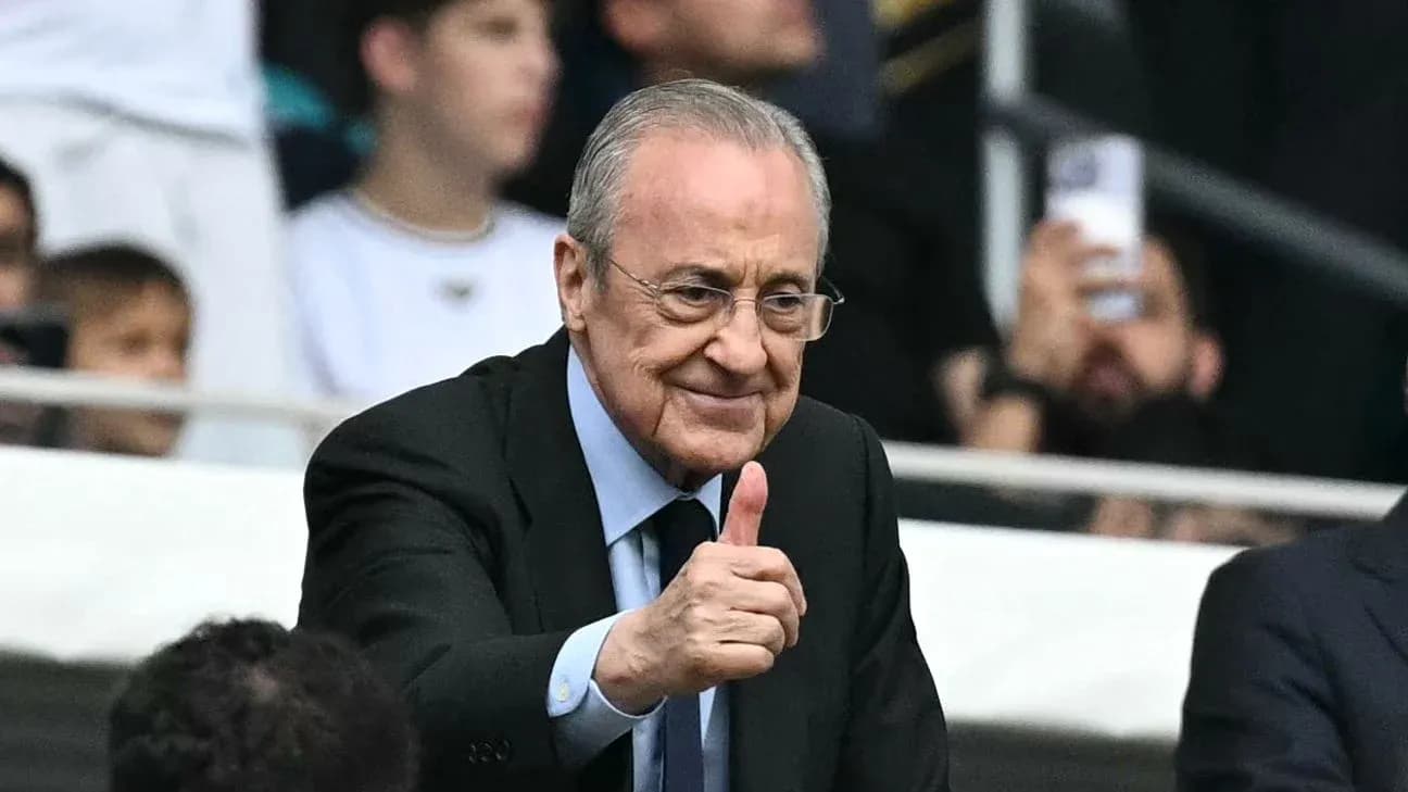 Hombre dando un pulgar hacia arriba en estadio