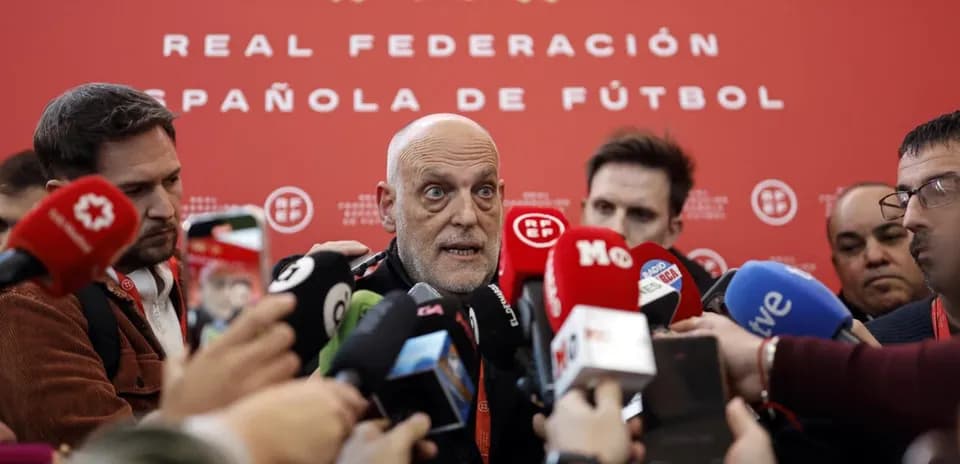 Portavoz hablando durante conferencia de prensa
