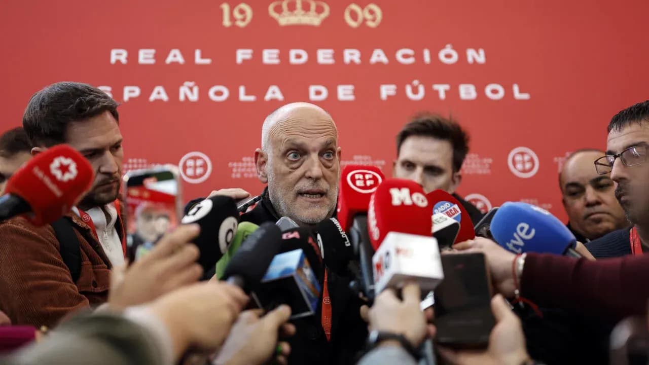 Portavoz hablando durante conferencia de prensa