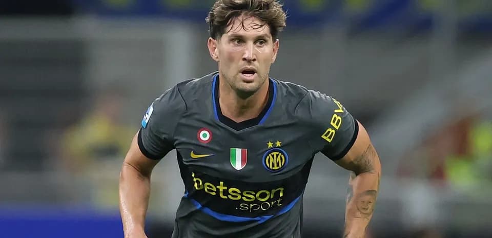 Jugador de Inter de Milán corriendo en el campo