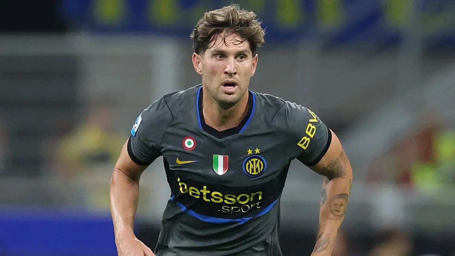 Jugador de Inter de Milán corriendo en el campo