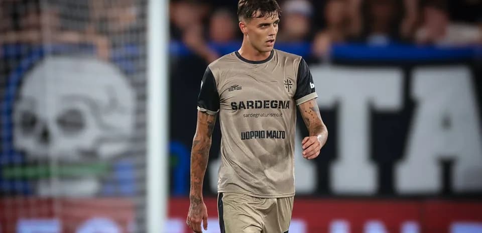 Jugador caminando en el campo durante un partido