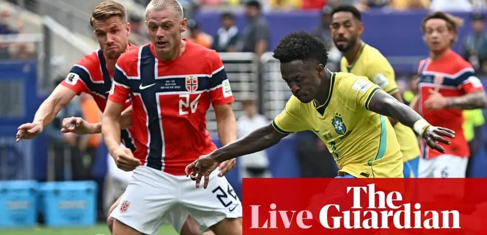 Jugador de Brasil driblando a defensores noruegos en partido