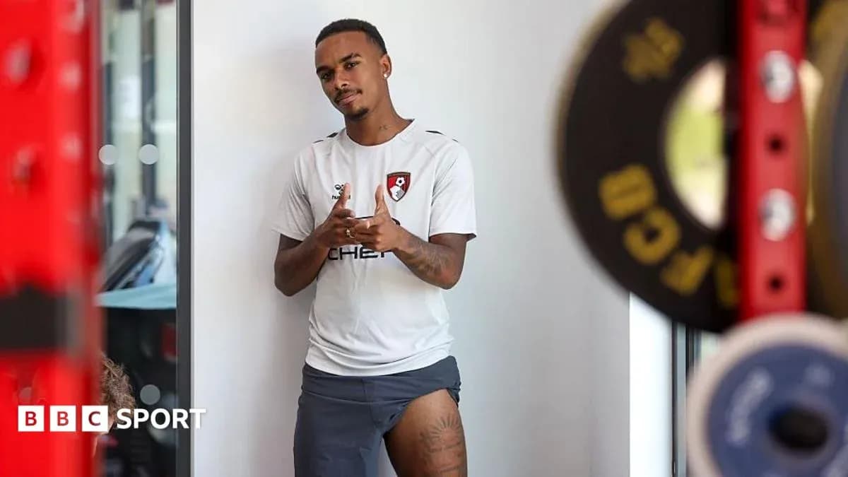 Jugador de Bournemouth posando en gimnasio