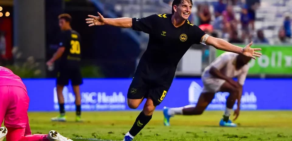 Jugador celebra un gol en el partido