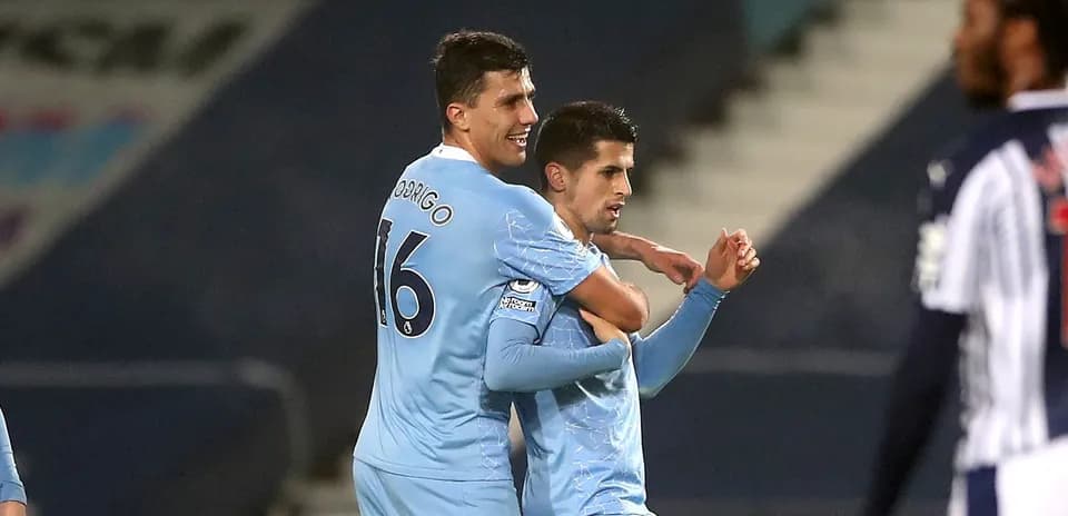 Jugadores de equipo celebrando un gol en partido