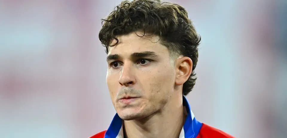 Jugador en uniforme de fútbol mirando hacia adelante
