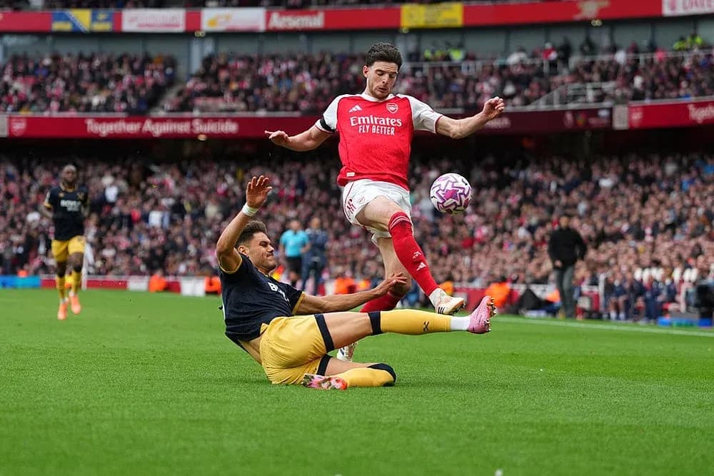 Jugador del Arsenal esquivando a un oponente