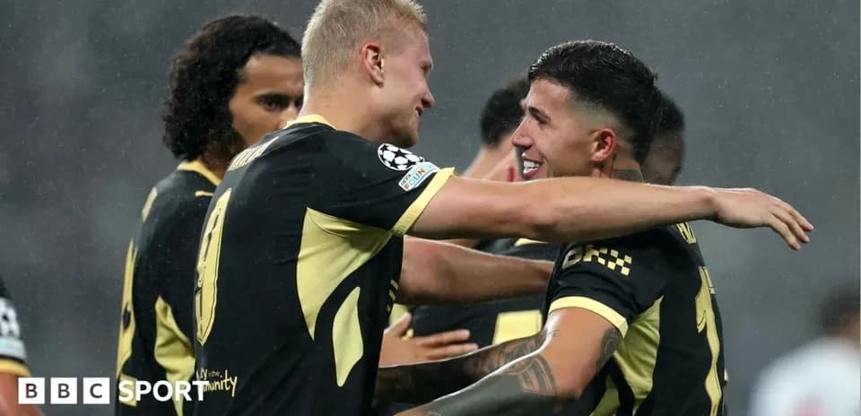 Jugadores abrazándose tras un gol en el partido