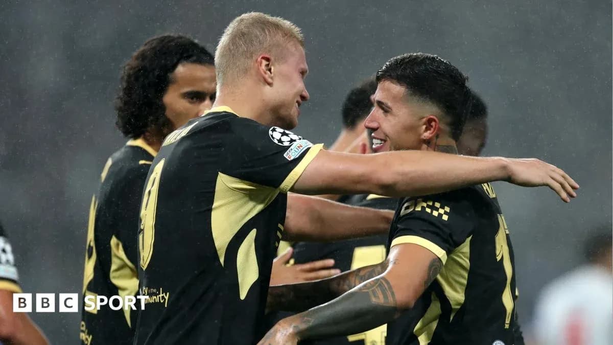 Jugadores abrazándose tras un gol en el partido