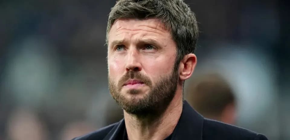 Entrenador observando durante un partido de fútbol