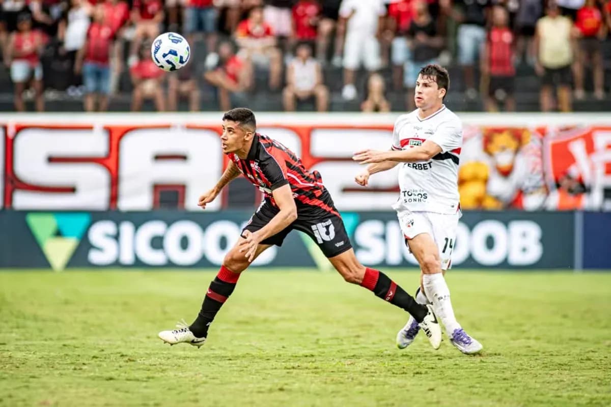 Jugador de Sao Paulo persigue el balón