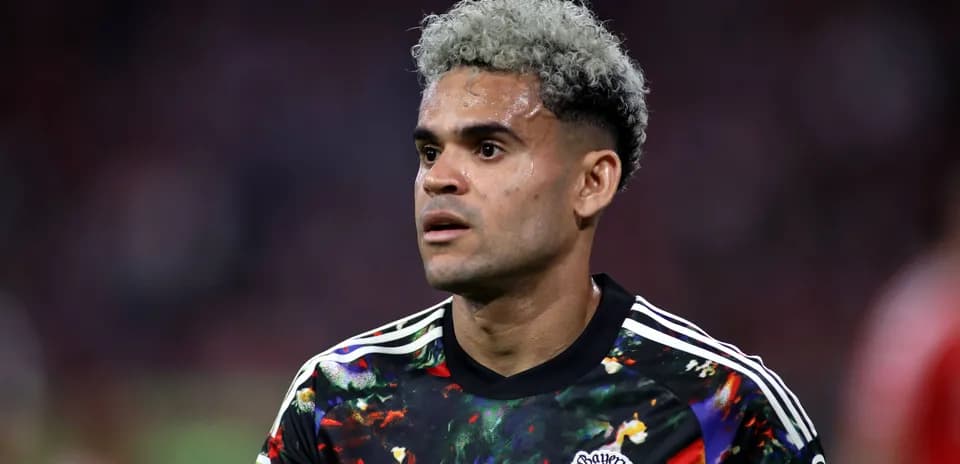 Jugador con camiseta colorida durante un partido