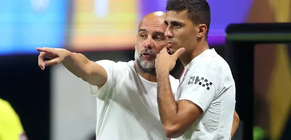 Entrenador hablando con jugador durante el partido