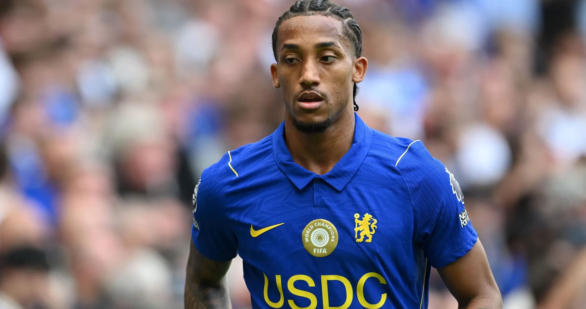 Jugador de Chelsea en el campo durante un partido