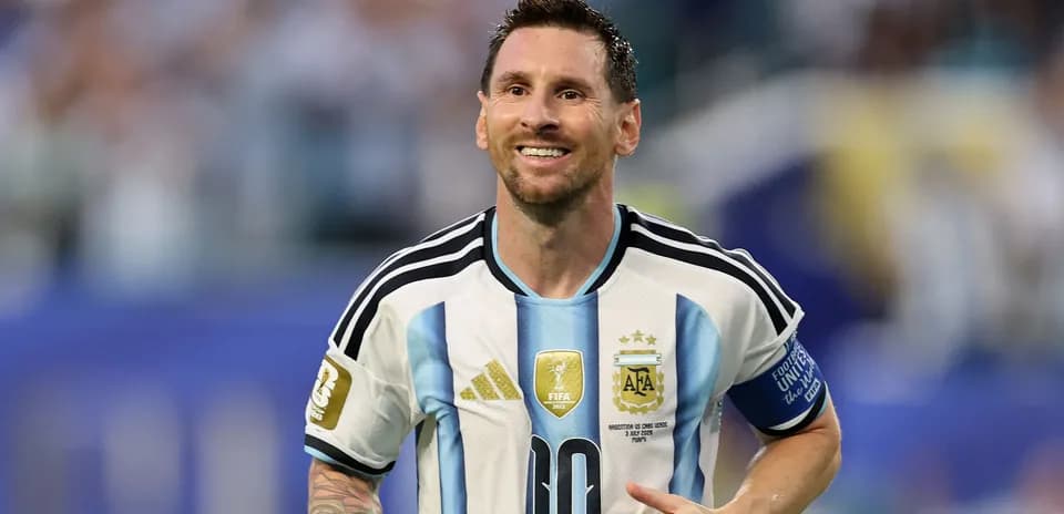 Jugador argentino corriendo con camiseta de la selección