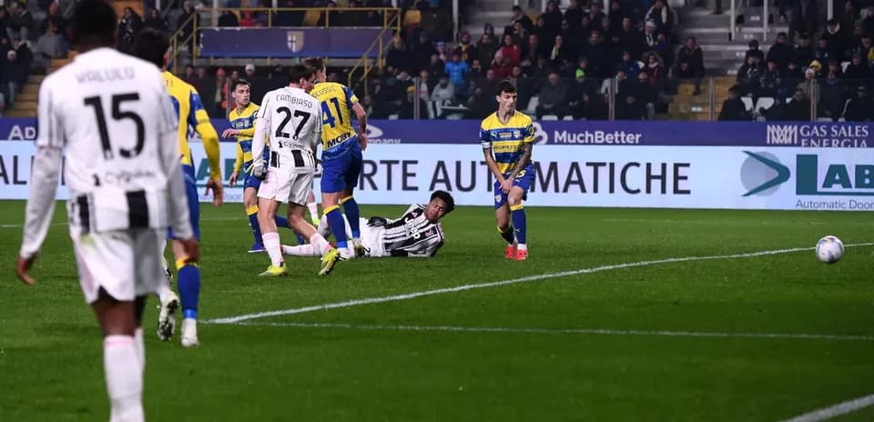 Jugadores en acción durante el partido Juventus-Parma