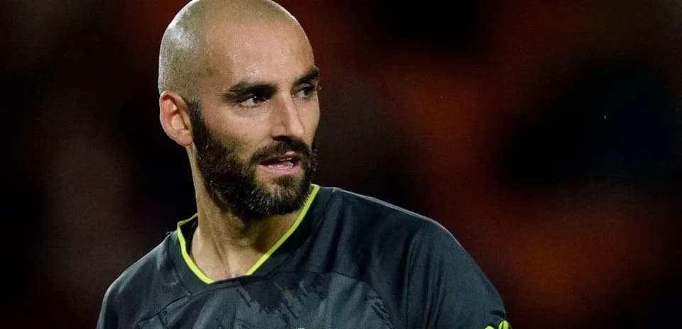 Portero con camiseta oscura en el campo
