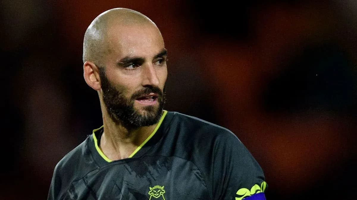 Portero con camiseta oscura en el campo