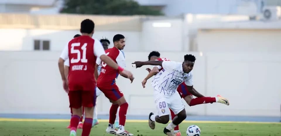 Jugador de Al Ain U23 driblando a oponente