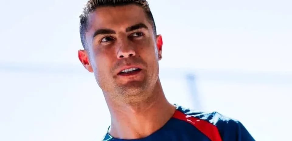 Jugador mirando hacia un lado con camiseta deportiva