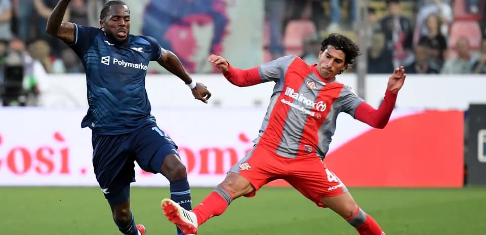 Jugadores de Cremonese y Lazio en acción