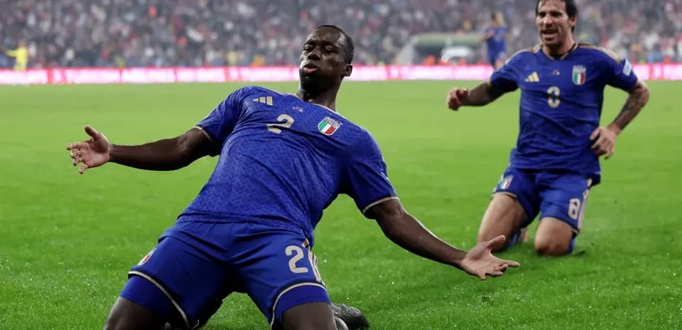 Jugador celebrando un gol con compañeros de Italia
