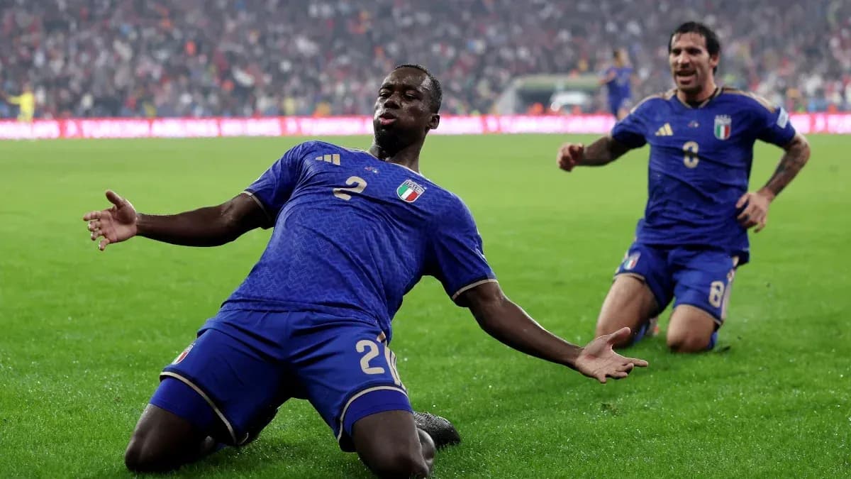 Jugador celebrando un gol con compañeros de Italia