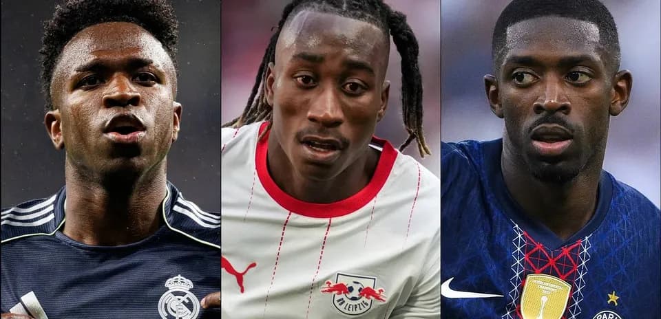 Tres jugadores de fútbol en acción durante partidos