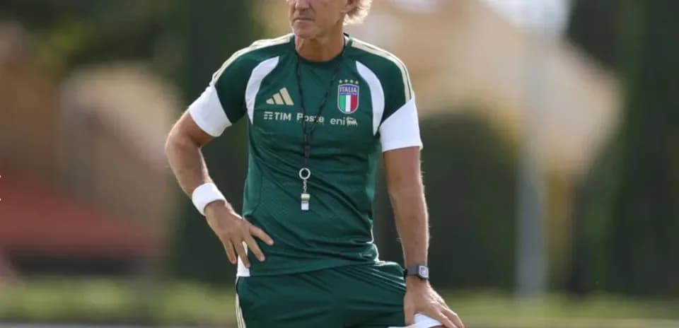 Entrenador de Italia supervisando la práctica