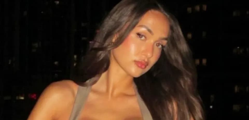 Mujer posando con cabello largo en la noche